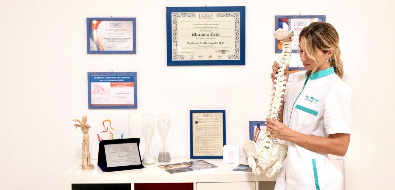 Delia Murania con i suoi diplomi e attestati